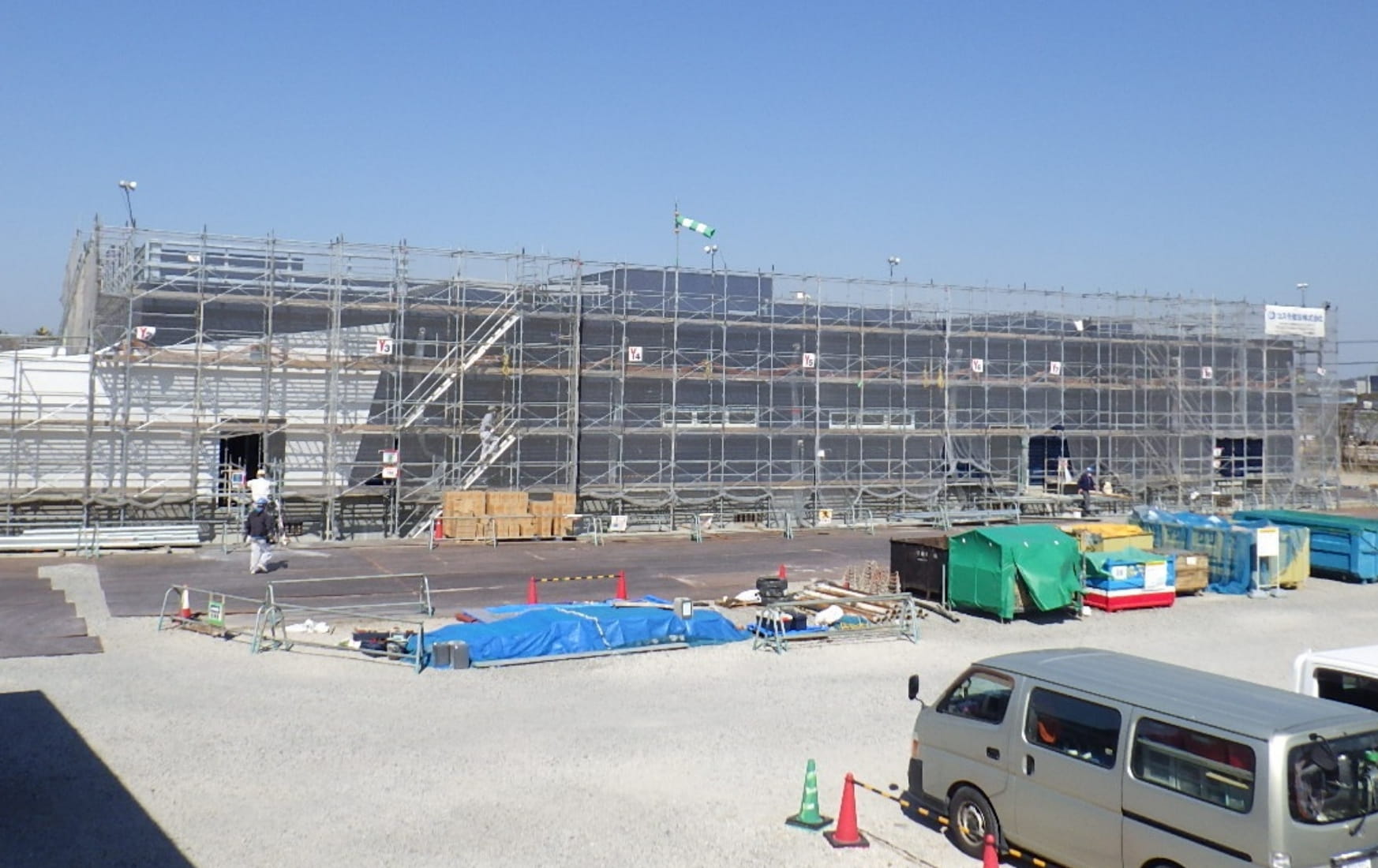 建設中の作業現場の外観