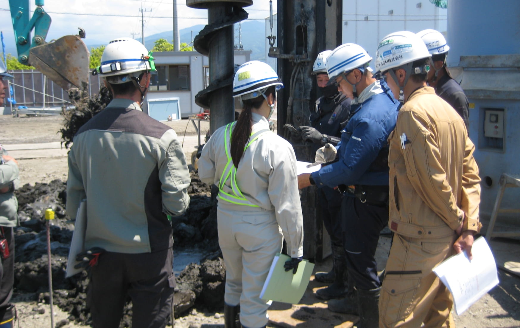 建築現場で作業確認をしている現場作業員達