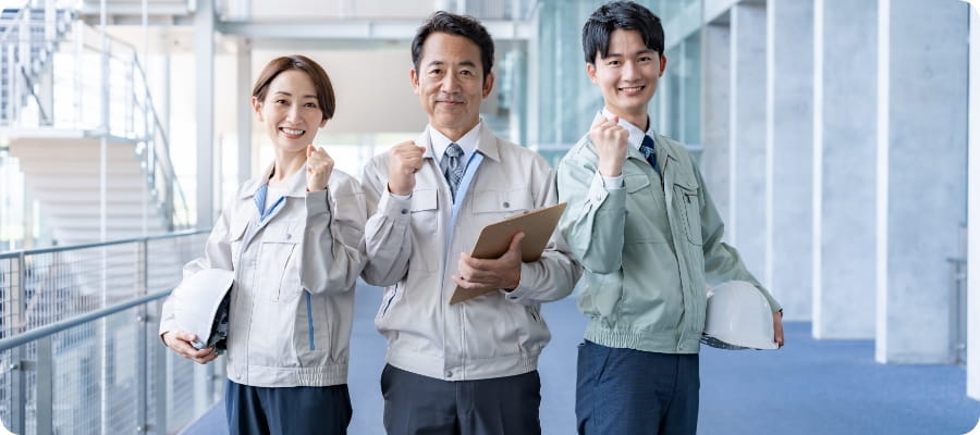 ガッツポーズをする建設会社の社員3名