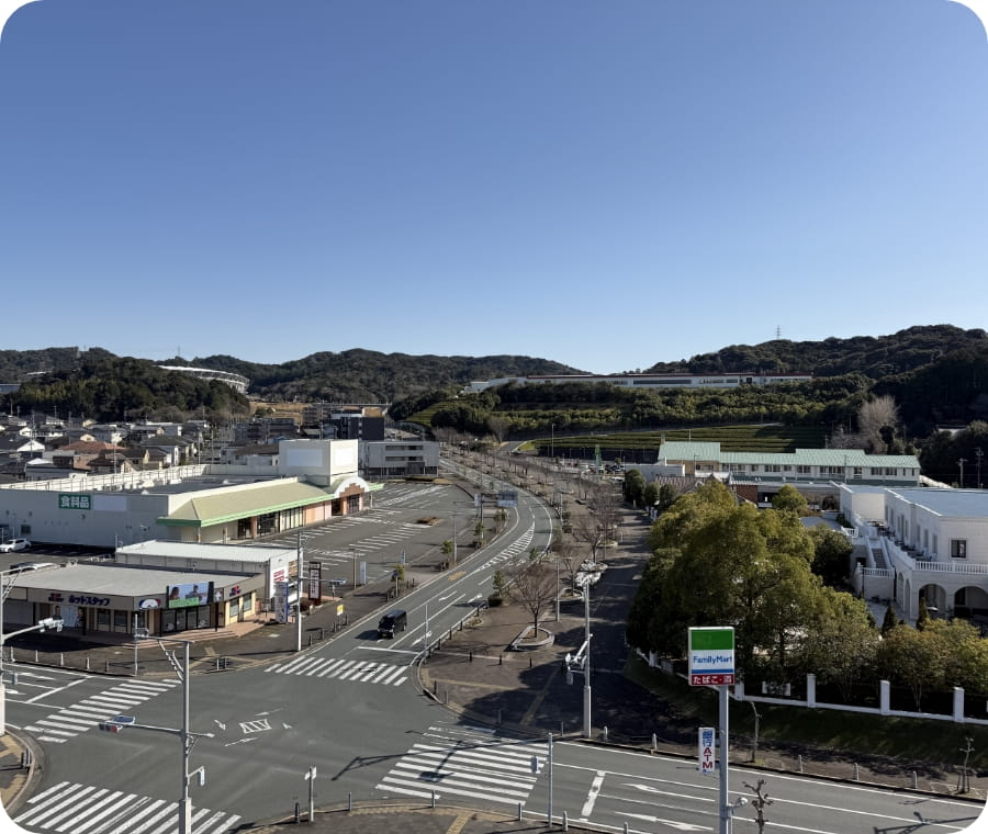 郊外の街並みと商業施設の航空写真