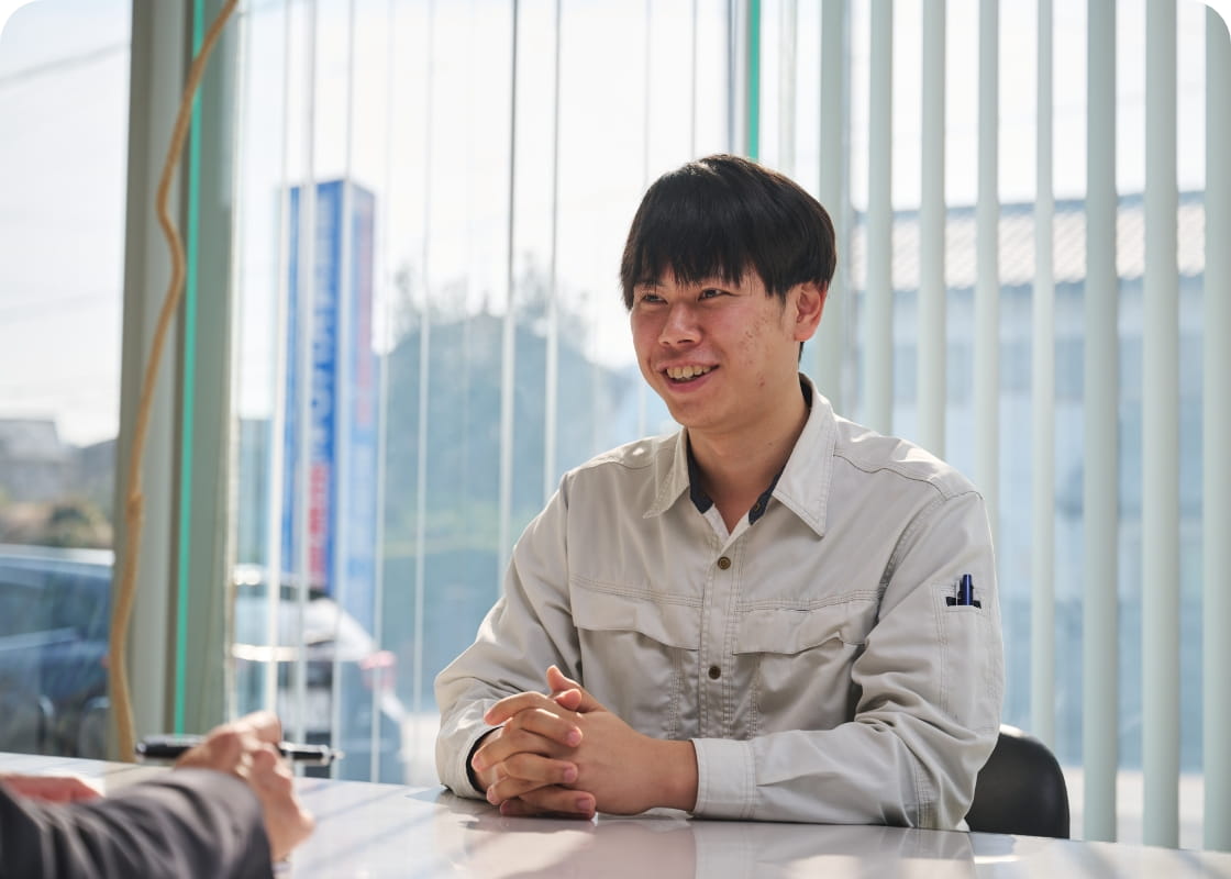 笑顔でインタビューに応じる若手社員