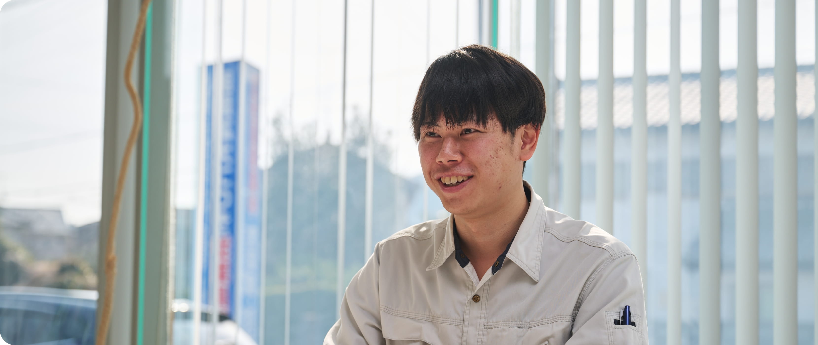 工事部工事1課 現場監督(N・Sさん)が笑顔で話している様子