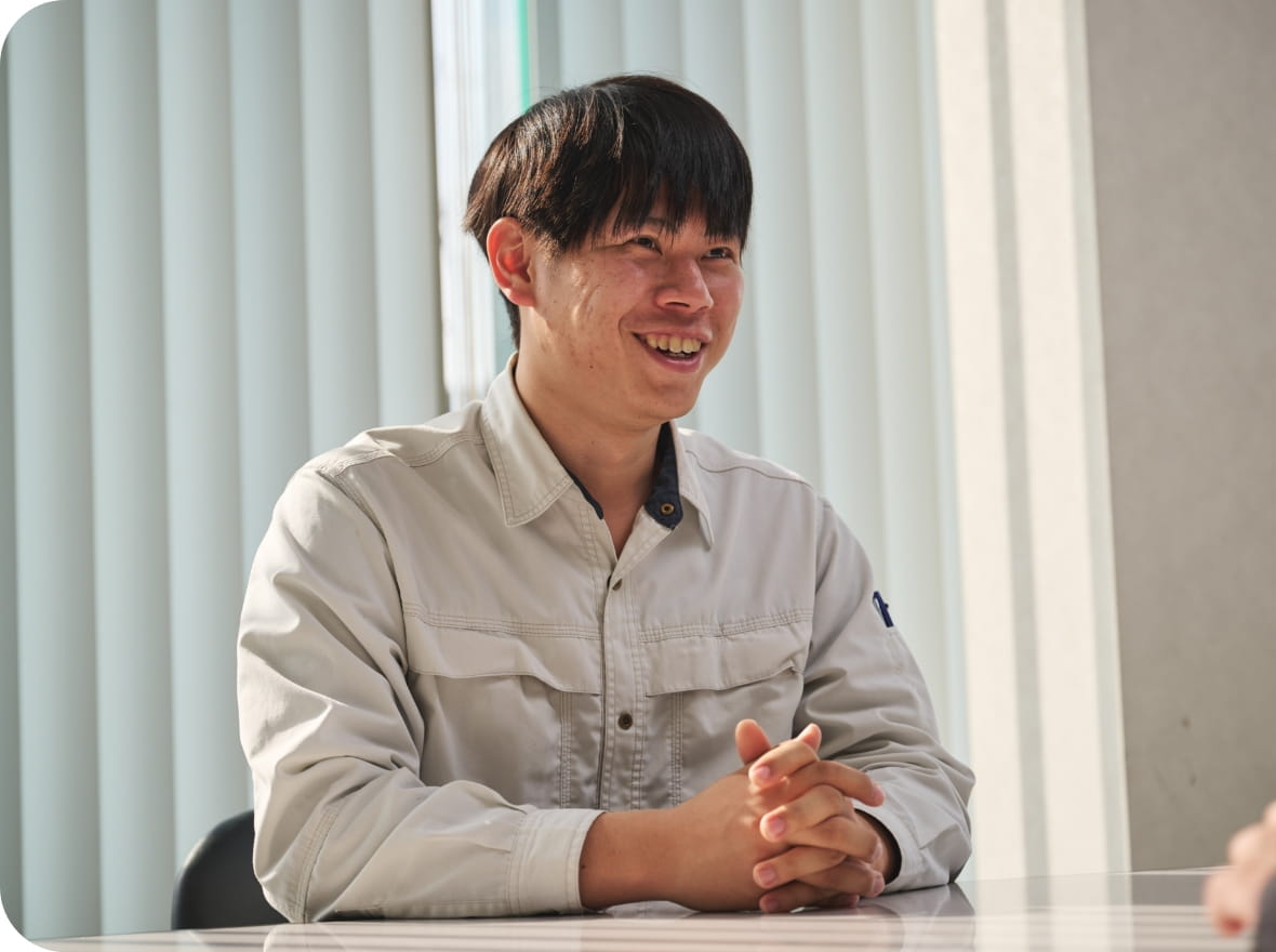 工事部工事1課 令和4年 入社 N・Sさんが笑顔で話している様子
