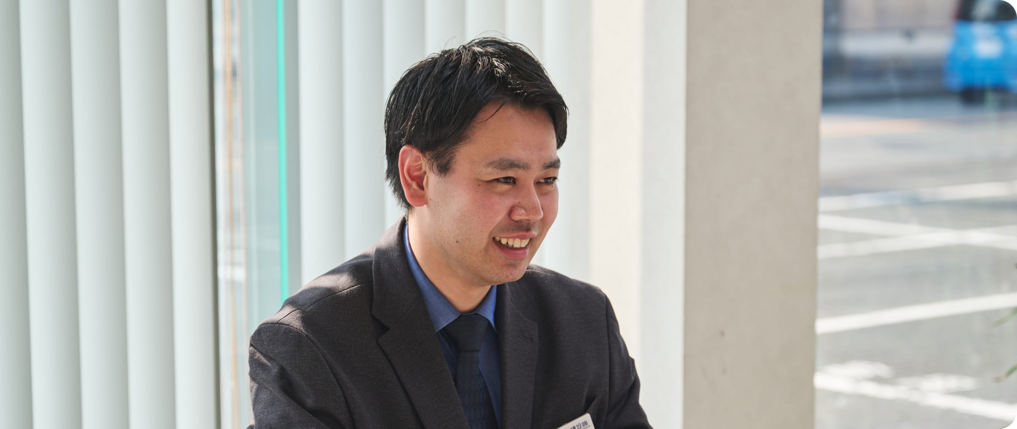 営業部営業1課 営業(K・Tさん)が笑顔で話している様子