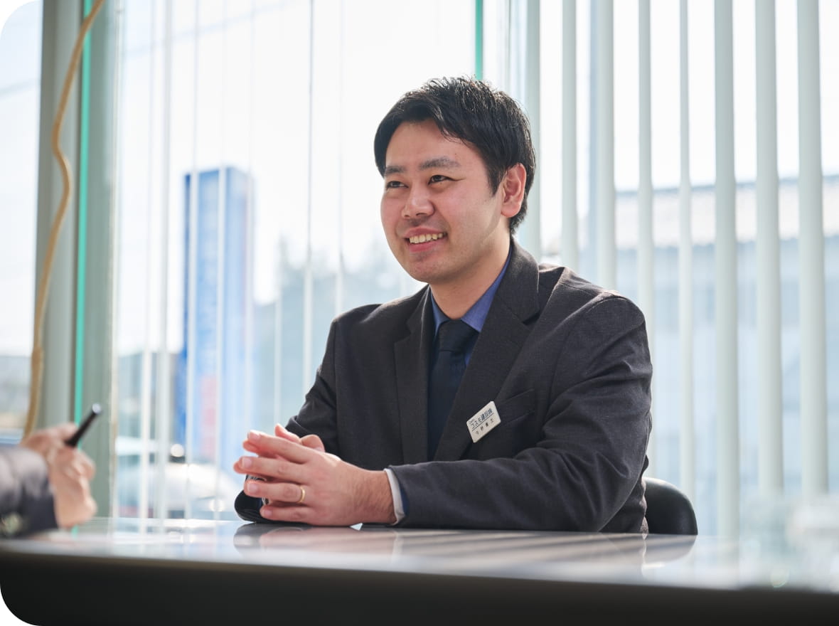 営業部営業1課 令和1年 入社 K・Tさんが笑顔で話している様子