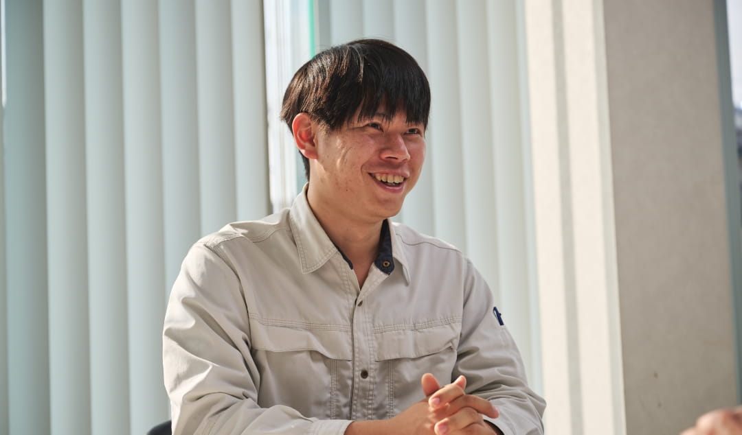 工事部工事1課 令和4年　入社 N・Sさんが笑顔で話している様子