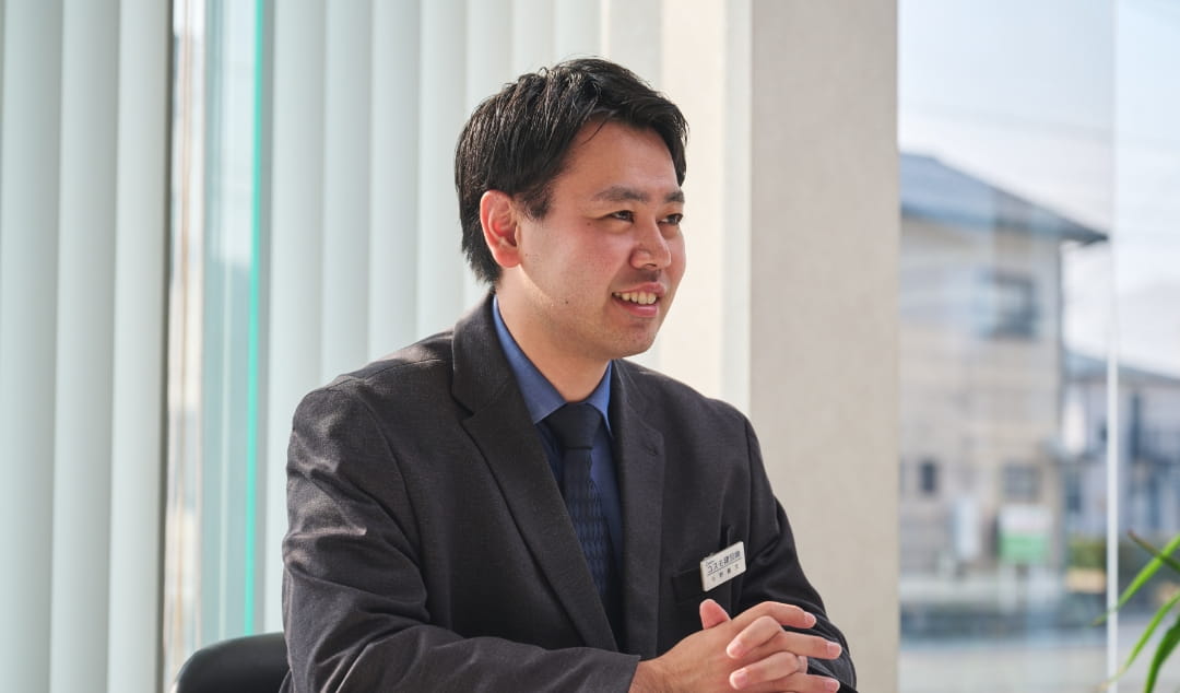 営業部営業1課 令和1年　入社 K・Tさん笑顔で話している様子